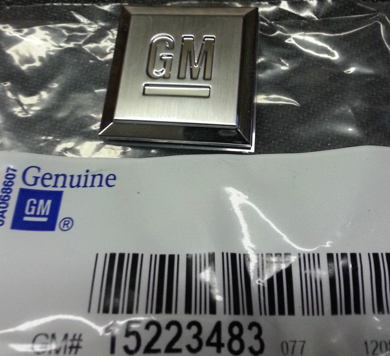 Chevrolet Genuine GM Accessories 15223483 84689784 'Mark of Excellence' Emblem - Image 2