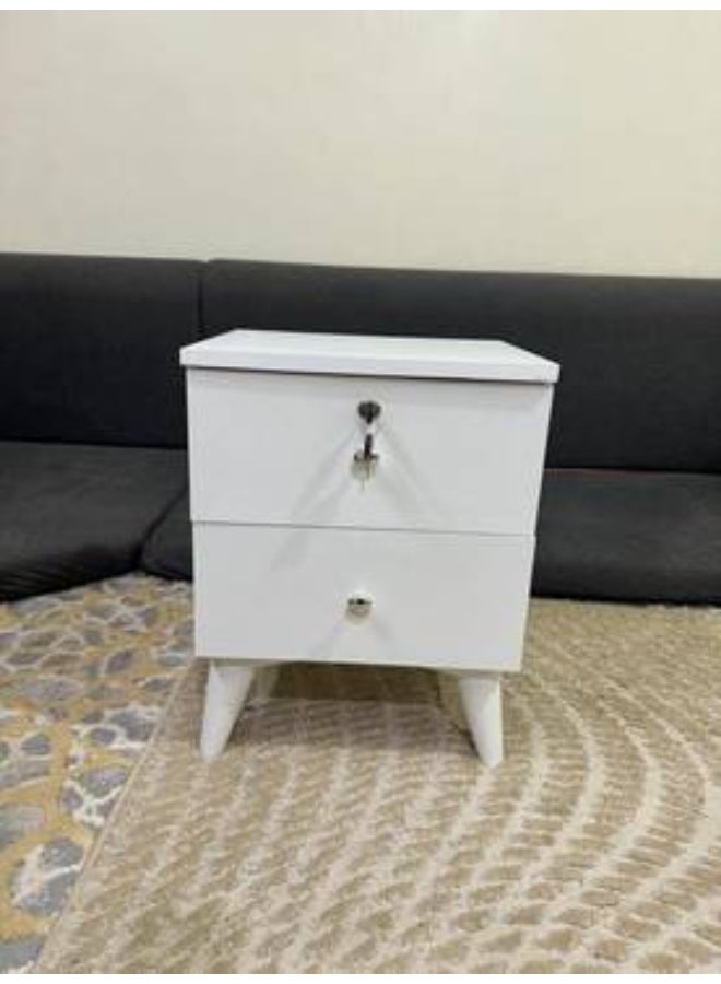 طاولة جانبية لغرفة النوم (كومودينو) باللون الأبيض مع درجين وقفل أمان. - Image 1