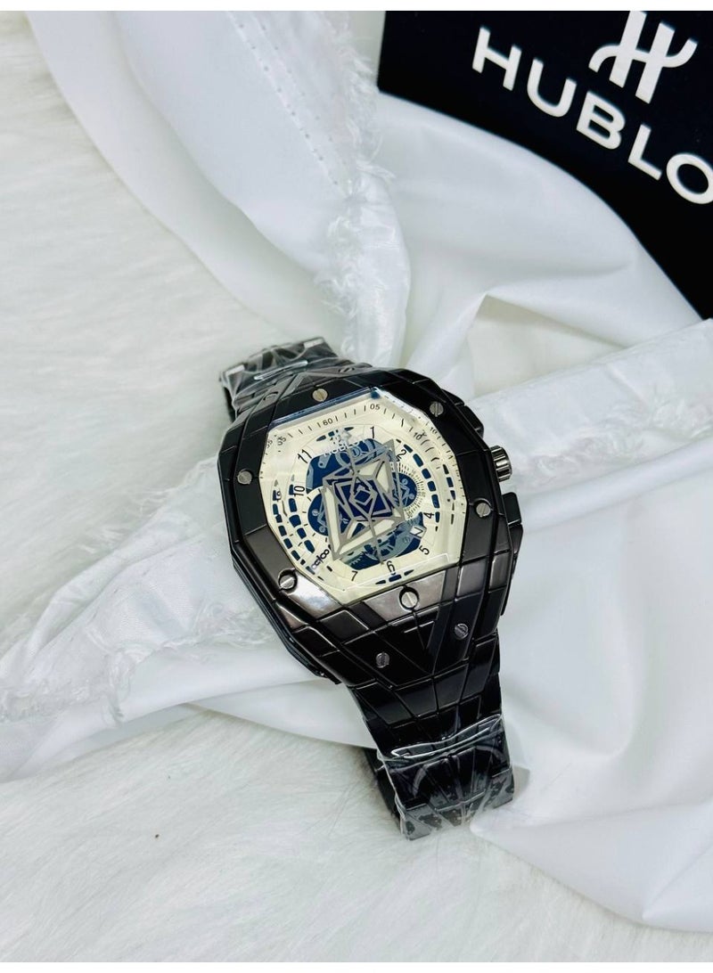 هوبلوت ساعة هوبلو الرجالية بتصميم هندسي مستوحى من سانغ بلو - هيكل معدني داكن متعدد الأوجه، ميناء هيكلي أبيض/أزرق