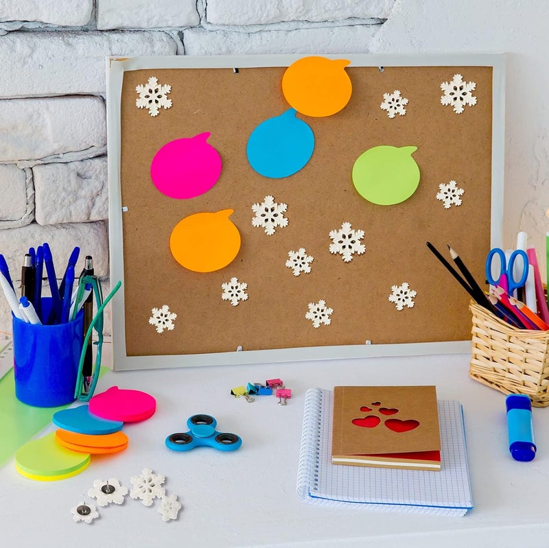 كلاراكو 30 قطعة من دبابيس دفع ندفة الثلج لعيد الميلاد، دبابيس لوحة الفلين الزخرفية، دبابيس إبهام مقاس 1 بوصة و0.7 بوصة للوحة الإعلانات، ديكورات عيد الميلاد الشتوية في المكتب والمنزل (أبيض) - Image 5