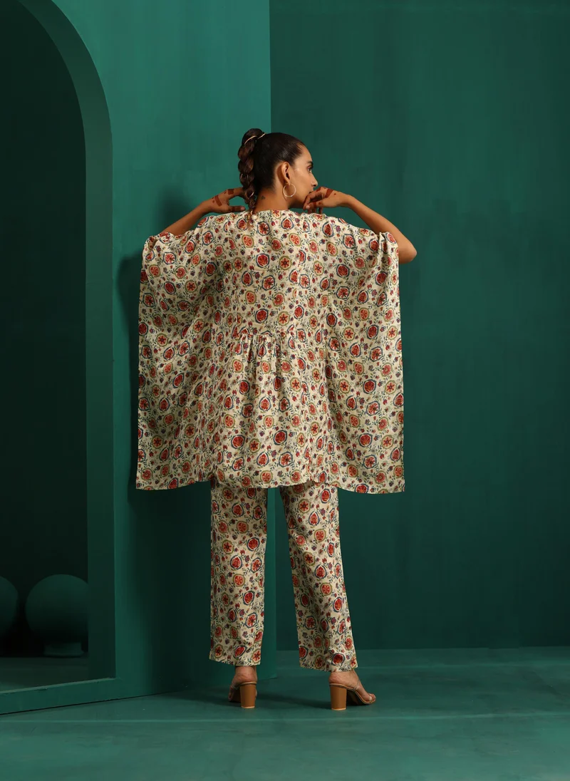 ترو برونز طقم كفتان حرير موسلين مطبوع باللون الأبيض العاجي من