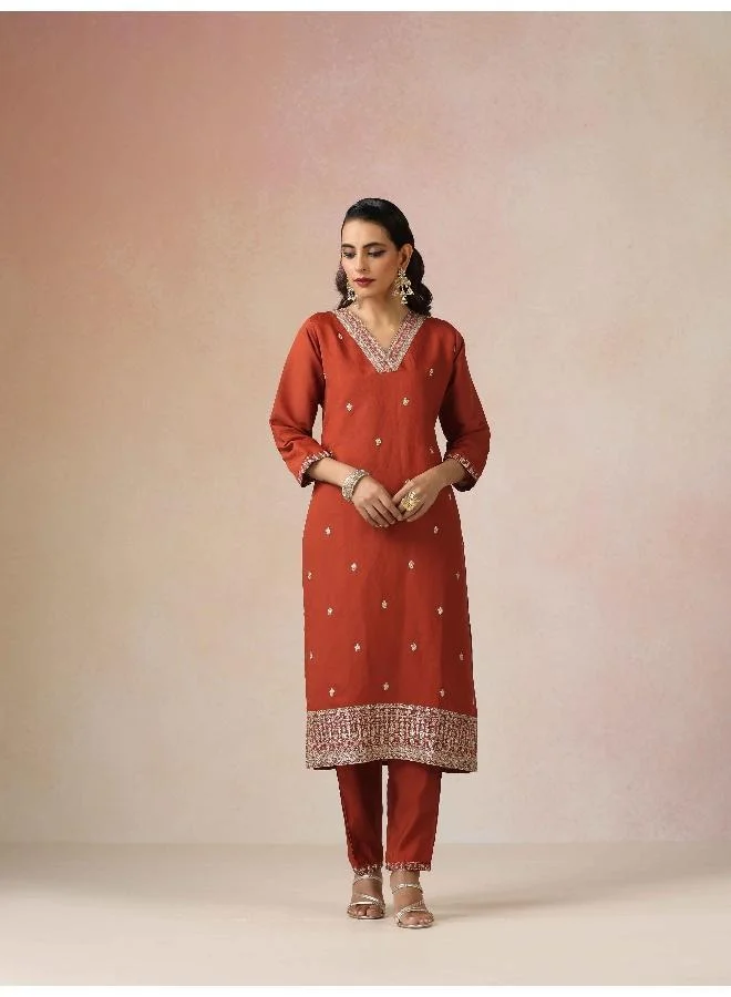 ترو برونز طقم كورتا مستقيم مطرز بالزاري من براونز بلون الصدأ  قطع