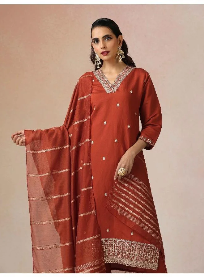 ترو برونز طقم كورتا مستقيم مطرز بالزاري من براونز بلون الصدأ  قطع