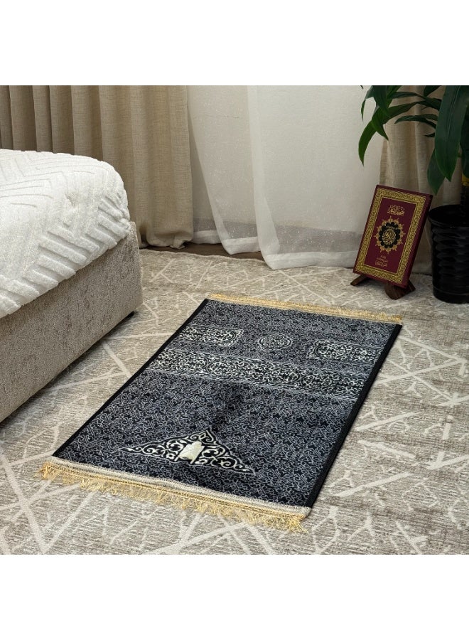 سجادة صلاة كسوة الكعبة، مستوحاة من الكعبة المشرفة تجمع هذه السجادة بين القيمة الروحانية والراحة العملية مثالي للإستخدام اليومي 70x110 سم