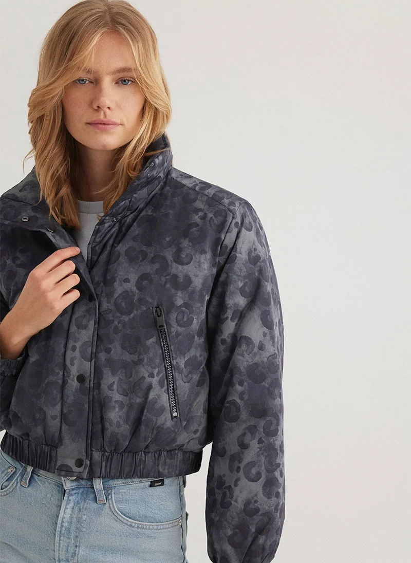 مافي جاكيت قصير مطبوع بلون فحمي