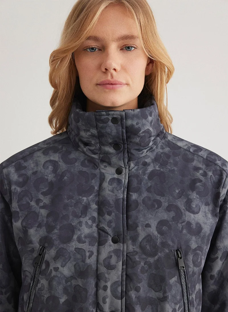 مافي جاكيت قصير مطبوع بلون فحمي