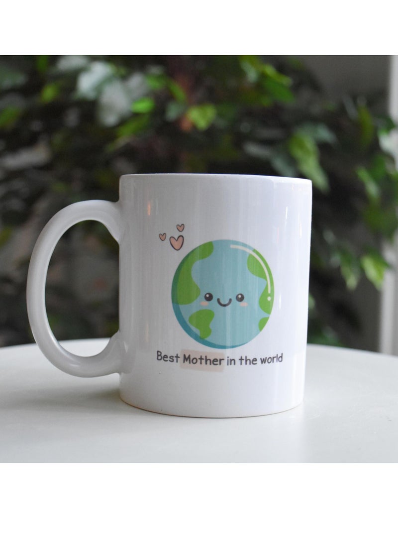 حكاية شمعة مج من السيراميك بطبعة تصميم "أجمل أم بالعالم" بلون أبيض - Image 2