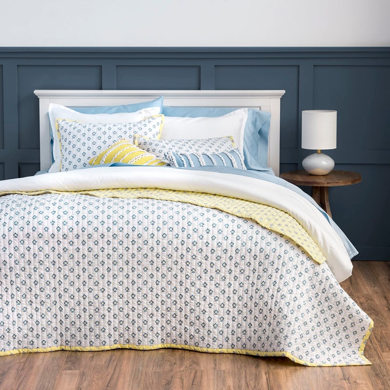 Martha stewart MARTHA STEWART Naomi Yellow King Quilt Set  3 Piece 100 Cotton Bedspread Reversible Cool Crisp Percale Weave Soft  Printed Lightweight Quilt 1 Summer Quilt 2 Pillow Shams 
