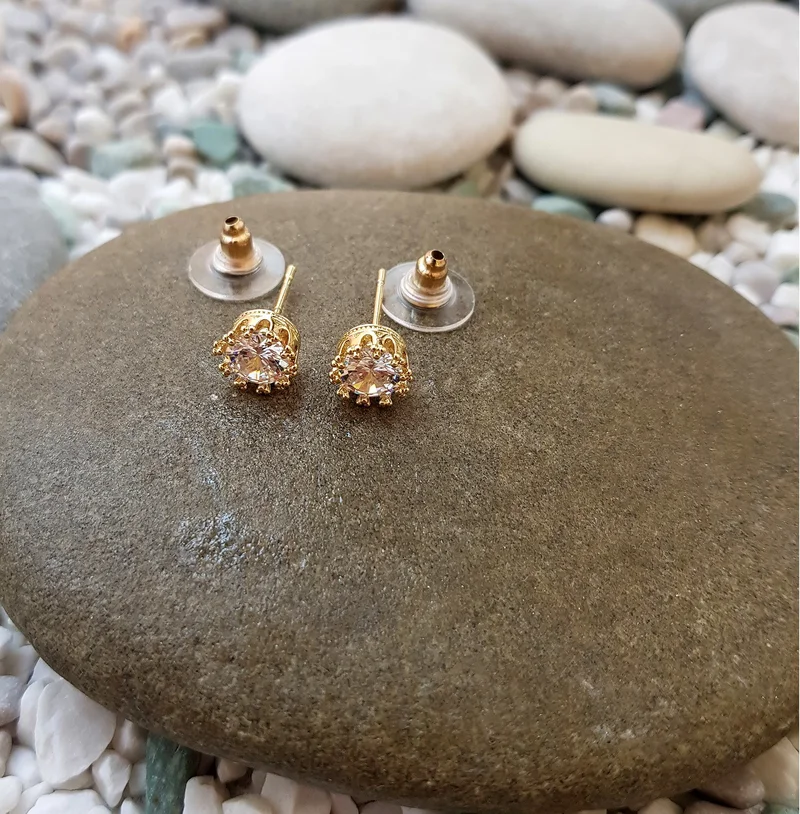 شافين King Crown Motif Gold Single Stone Women's Earring 1 Ct