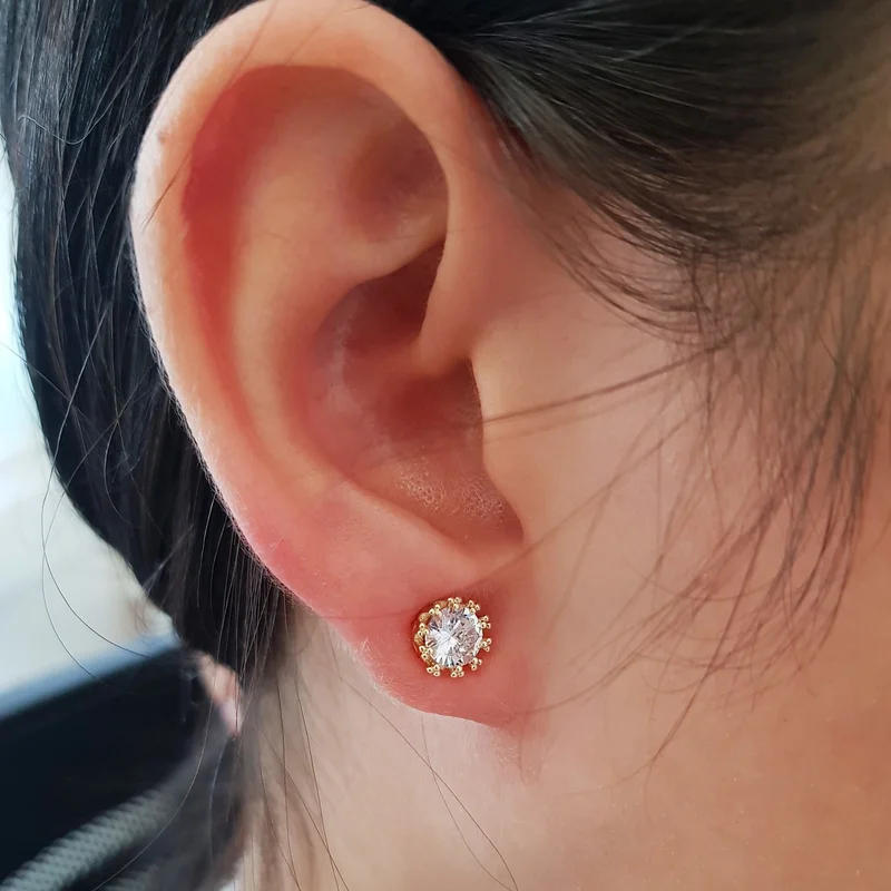 شافين King Crown Motif Gold Single Stone Women's Earring 1 Ct