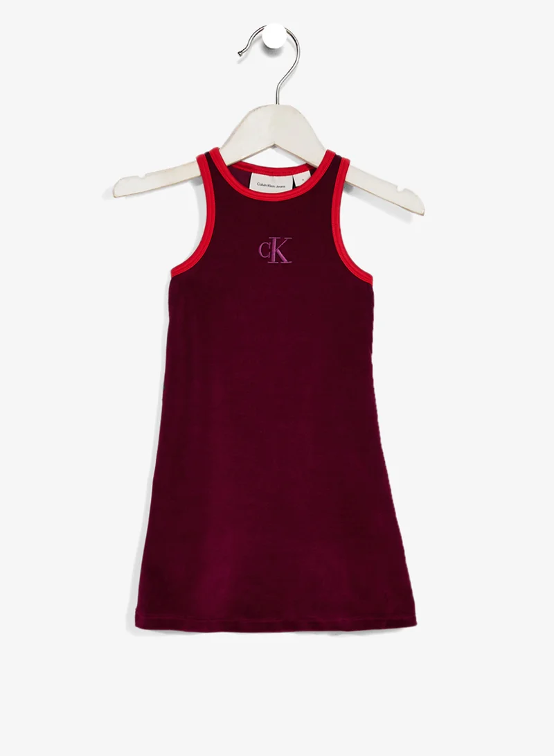 كالفن كلاين جينز فستان قصير بدون أكمام بشعار الشباب
