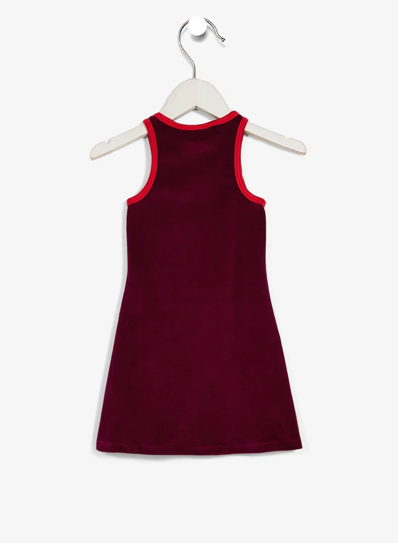 كالفن كلاين جينز فستان قصير بدون أكمام بشعار الشباب