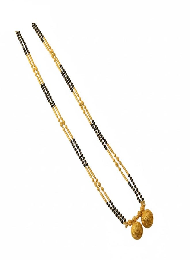 قلادة مانجالسوترا تقليدية مطلية بالذهب من AAIKU مع سلسلة من الخرز الأسود وقلادة بتصميم مميز، مجوهرات زفاف للنساء | مانجالسوترا أنيقة للنساء (30 بوصة) - Image 1