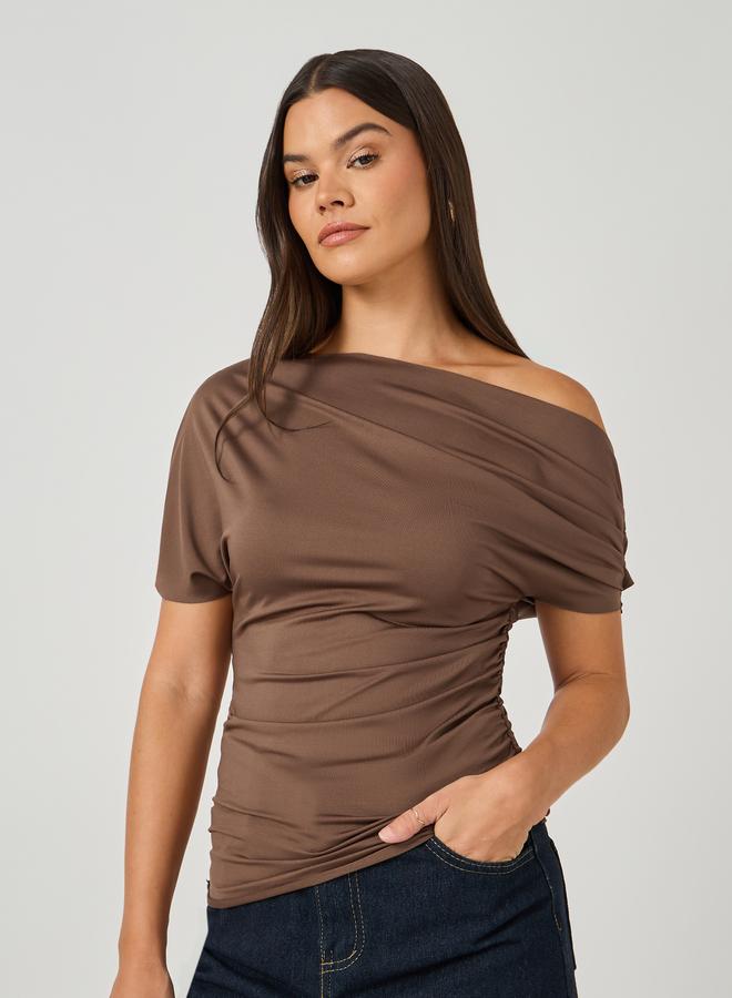 ستايلي بلوزة محبوكة بأكمام قصيرة وياقة غير متماثلة - Image 1