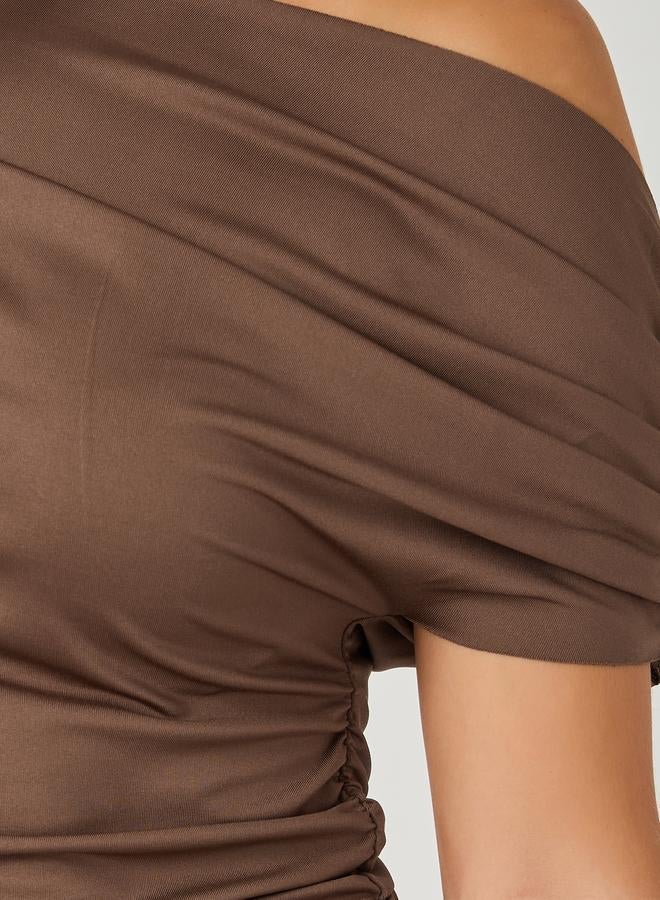 ستايلي بلوزة محبوكة بأكمام قصيرة وياقة غير متماثلة - Image 3