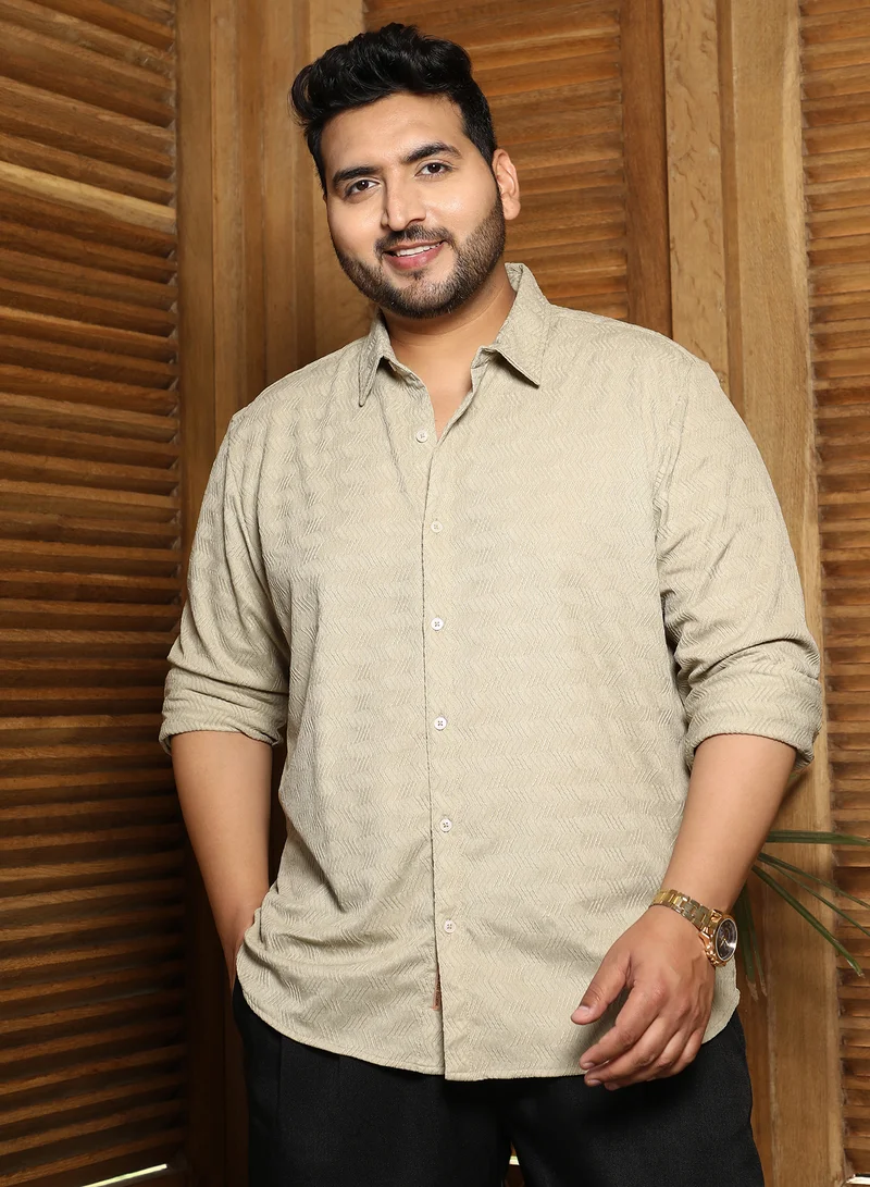 انستافاب بلس قميص رجالي بيج فاتح بنقشة شيفرون ملمسية مقاس بلس للملابس الكاجوال بياقة سبيد وأكمام طويلة بأزرار