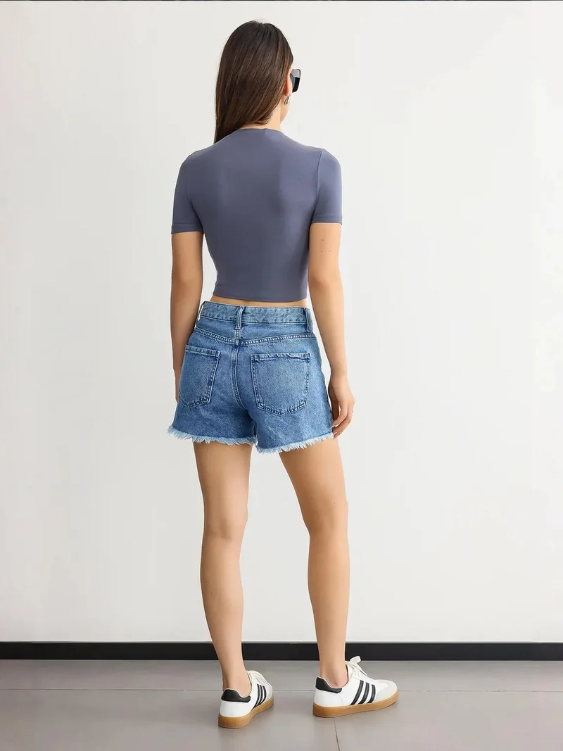 زوبعة بلوزة قصيرة بياقة دائرية أساسية