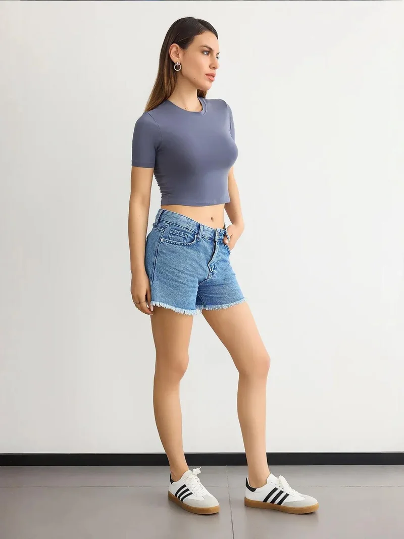 زوبعة بلوزة قصيرة بياقة دائرية أساسية