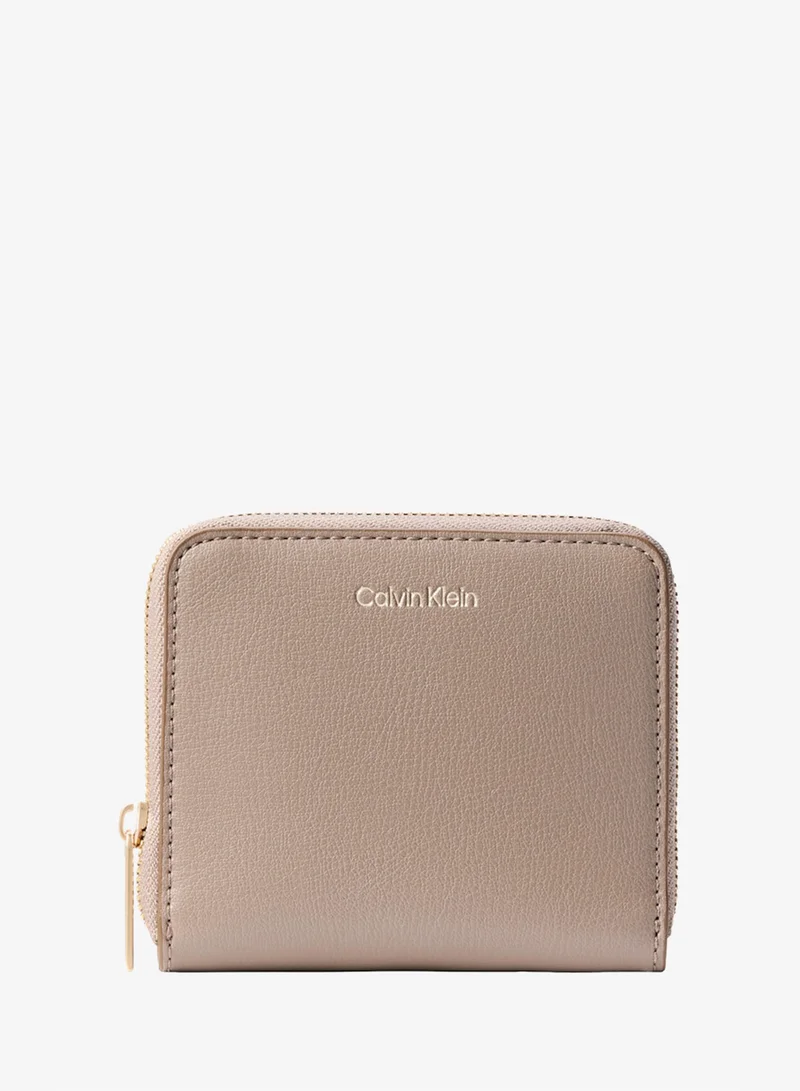 كالفن كلاين محفظة بسحاب وشعار