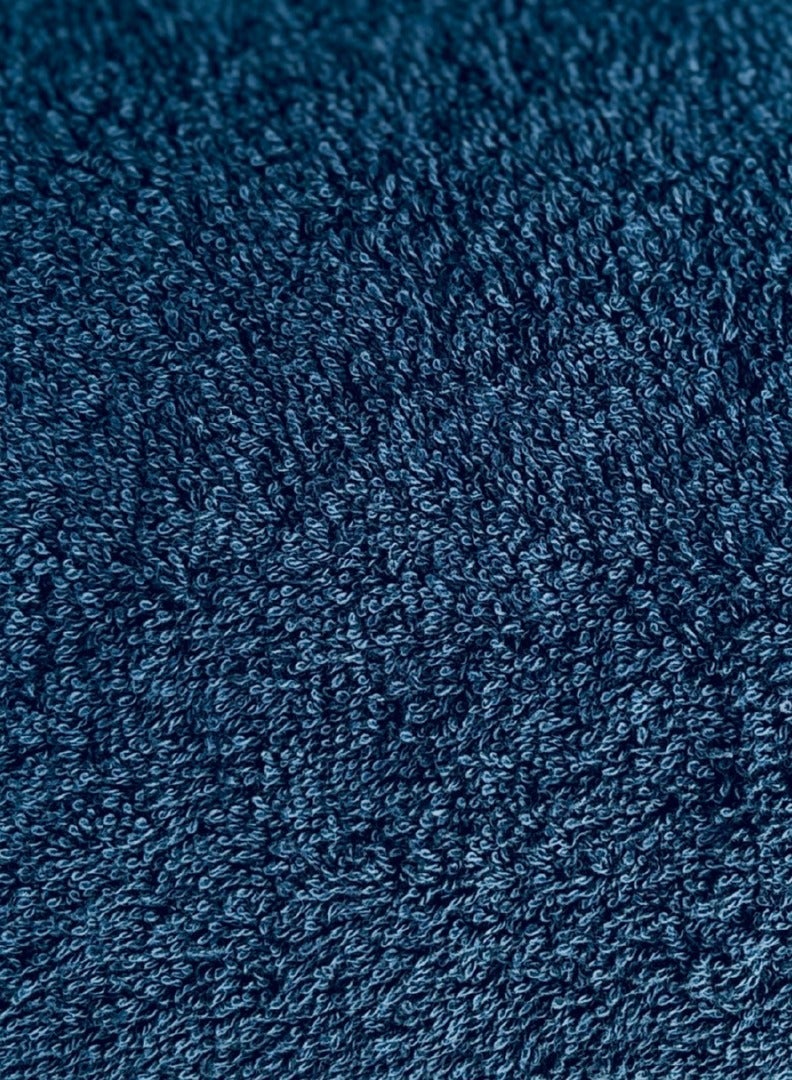 بيرل كوست مجموعة من منشفتين استحمام كبيرة باللون الأزرق الداكن 100x150 سم من القطن الفاخر 550 GSM، فائقة النعومة وذات قدرة عالية على الامتصاص، جودة فنادق ومنتجعات. - Image 3