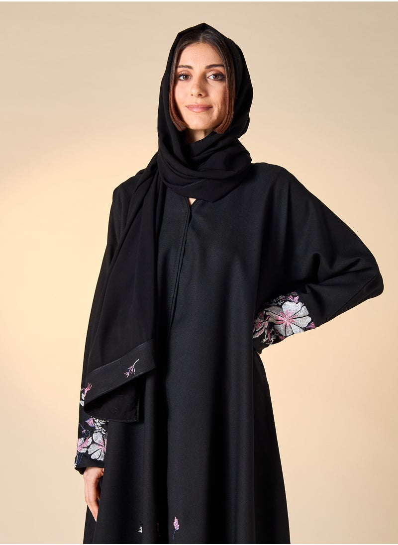 هدية المدينة  - HM - عباية سوداء مطرزة مع حجاب - Image 1