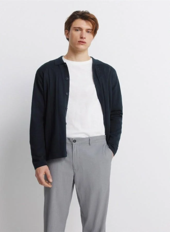 Springfield Trousers in fluid-look and soft-touch fabric, very comfortable. Elasticated waistband at the back, with an internal drawstring for a better fit. Front seam pockets. Front pleats. Relaxed fit.