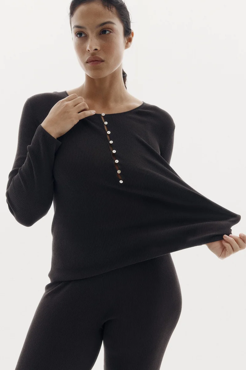 اتش اند ام بلوزة هينلي مرنة