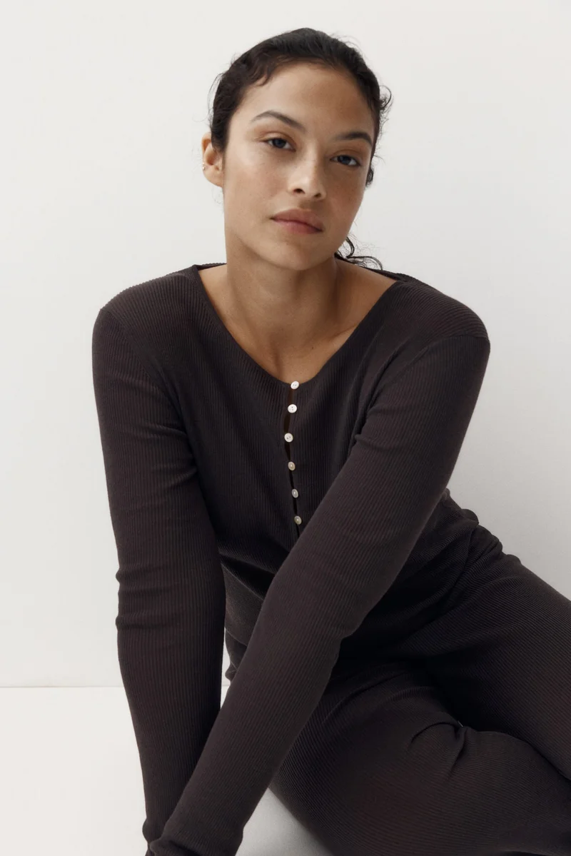 اتش اند ام بلوزة هينلي مرنة