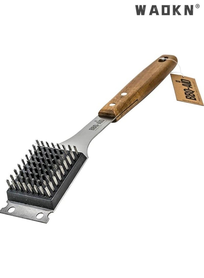 دبليو أيه أو كي أن فرشاة شواء ومكشطة شواء من BBQ Aid - فرشاة شواء للشواء في الهواء الطلق بمقبض خشبي كبير ممتد ورأس شعيرات من الفولاذ المقاوم للصدأ قابل للاستبدال - لا تسبب خدشًا - فرشاة شواء لأي شواية - Image 1