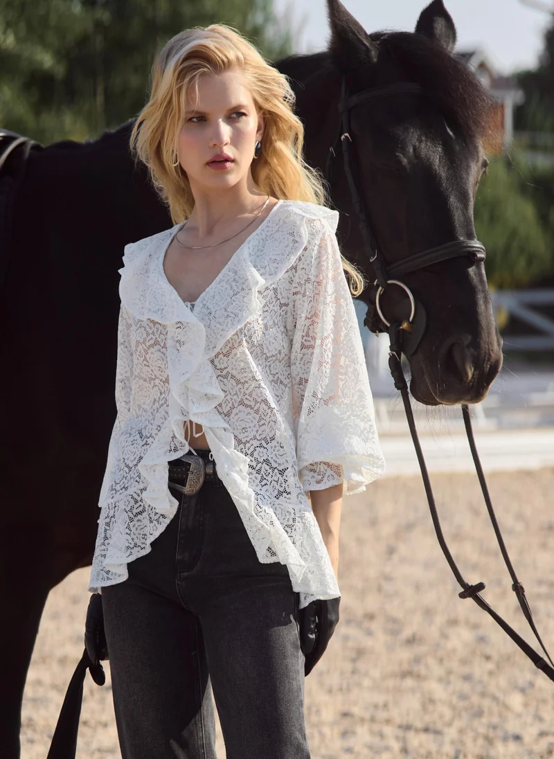 ليتشي بلوزة مخرمة مع كشكشة ضخمة على الياقة