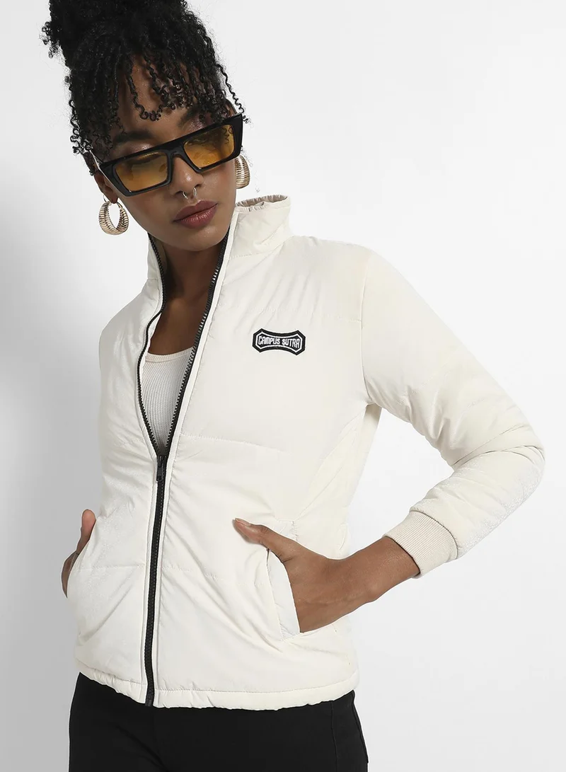 كامبوس سوترا جاكيت بومبر نسائي أبيض بسحاب أمامي وجيوب جانبية للاستخدام اليومي بياقة عالية وأكمام طويلة وإغلاق بسحاب مصنوع من البوليستر بقصة مريحة.