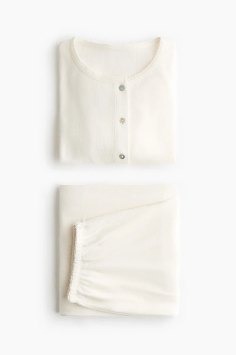 اتش اند ام بيجاما من الجيرسيه بتصميم مثقّب