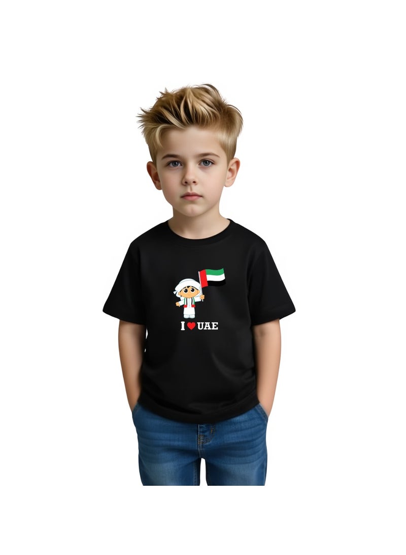 تي شيرت أطفال مطبوع عليه عبارة "أحب الإمارات العربية المتحدة" - أسود، برقبة دائرية وأكمام قصيرة، للأولاد - Image 1
