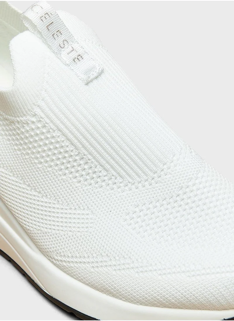 سيليست Wide Toe  Low Top Sneakers