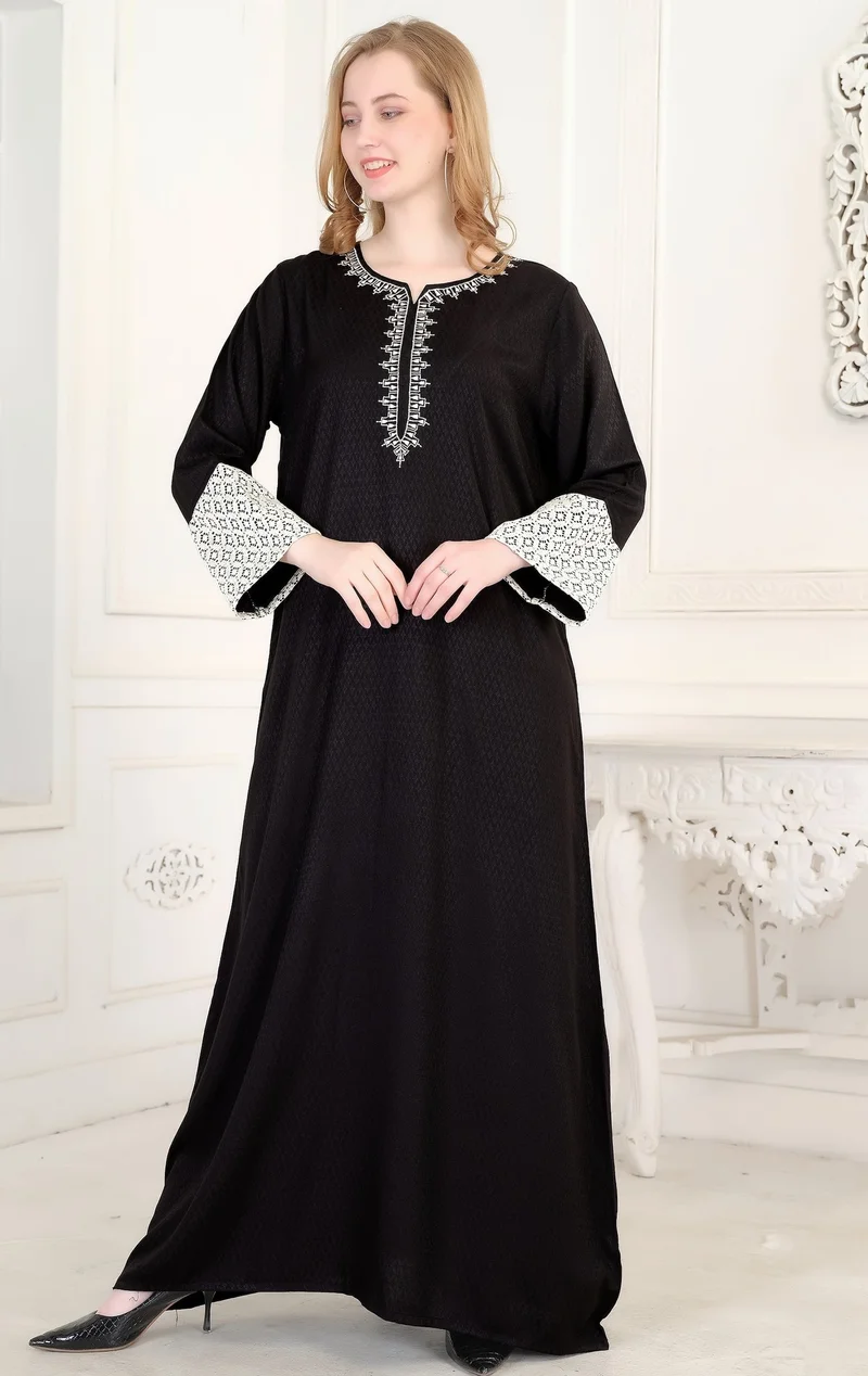 أرتيميا جلابية رايون بنقشة ماسية ناعمة مطرزة بتفاصيل دانتيل على الأكمام