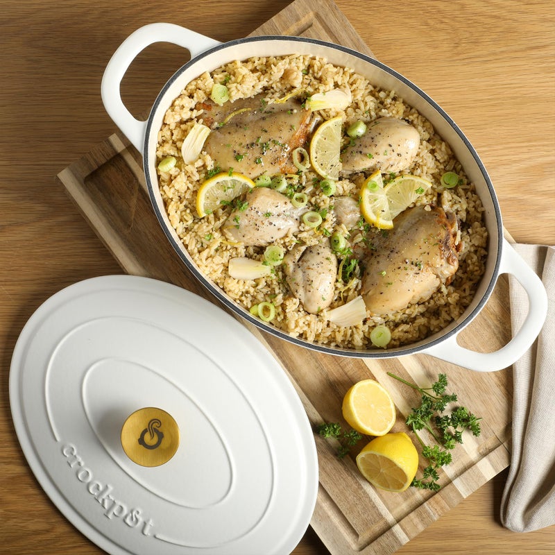 Crock-Pot طاجن كروك بوت آرتيزان سعة 7 كوارت oval مع غطاء، حديد زهر مطلي، أبيض كتان مع مقبض ذهبي، أواني طهي ثقيلة لتحضير الخبز، والطهي البطيء، والشواء، والتحميص - Image 5