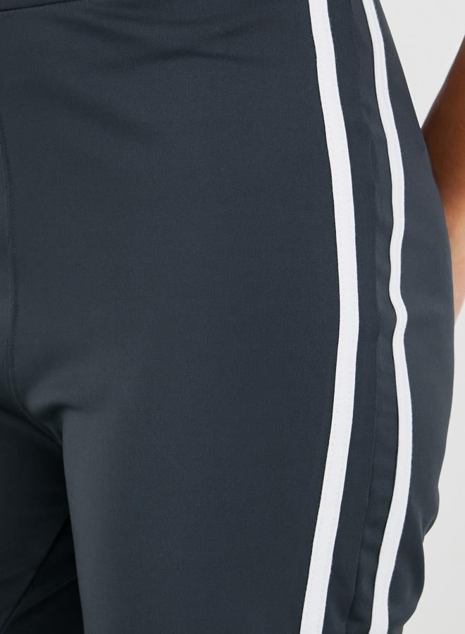Styli Styli Fit and Flare Leggings with Side Stripes  - Image 3