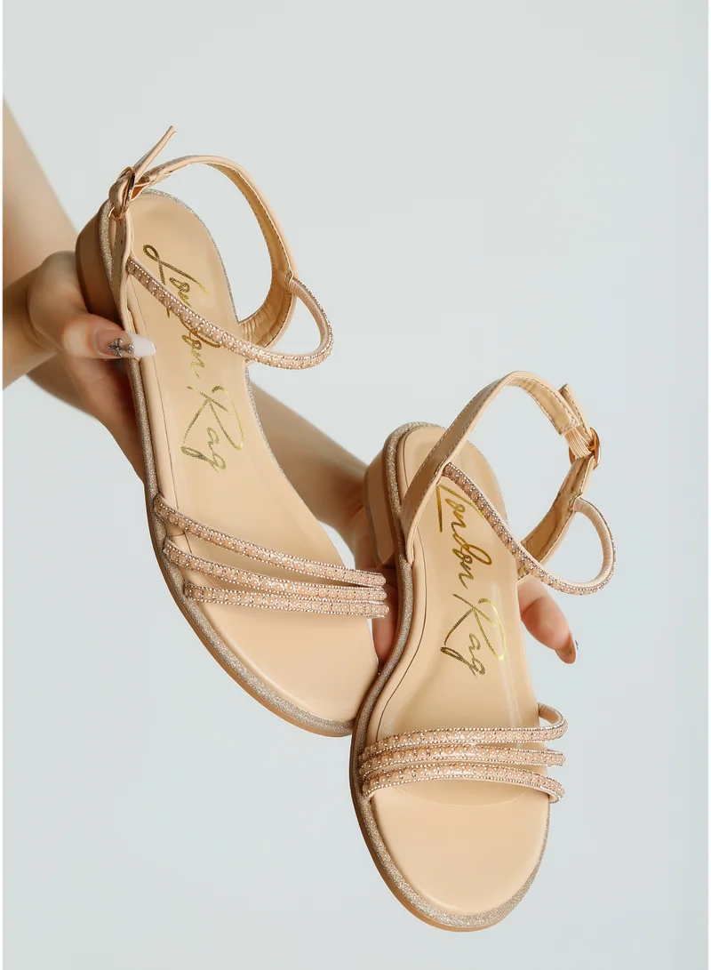 لندن راج صندل مسطح مزين باللؤلؤ من حجر الراين باللون البيج