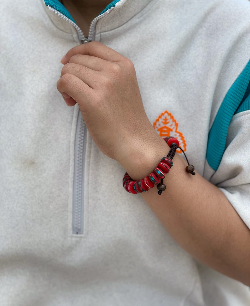 Hands Of Tibet مسبحة التبت المدمجة مع الأدوية لسوار التأمل اليدوي مع حقيبة حرير قابلة للسحب (سوار الأدوية الحمراء) - Image 5