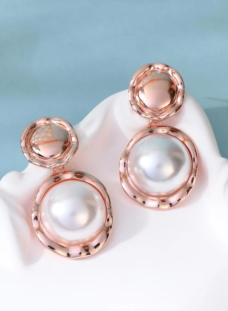 سوهي أقراط روما بيرل للنساء بلون وردي بلمسة نهائية من اللؤلؤ الصناعي والسبائك بإغلاق دفعي للمناسبات الكاجوال والسهرة