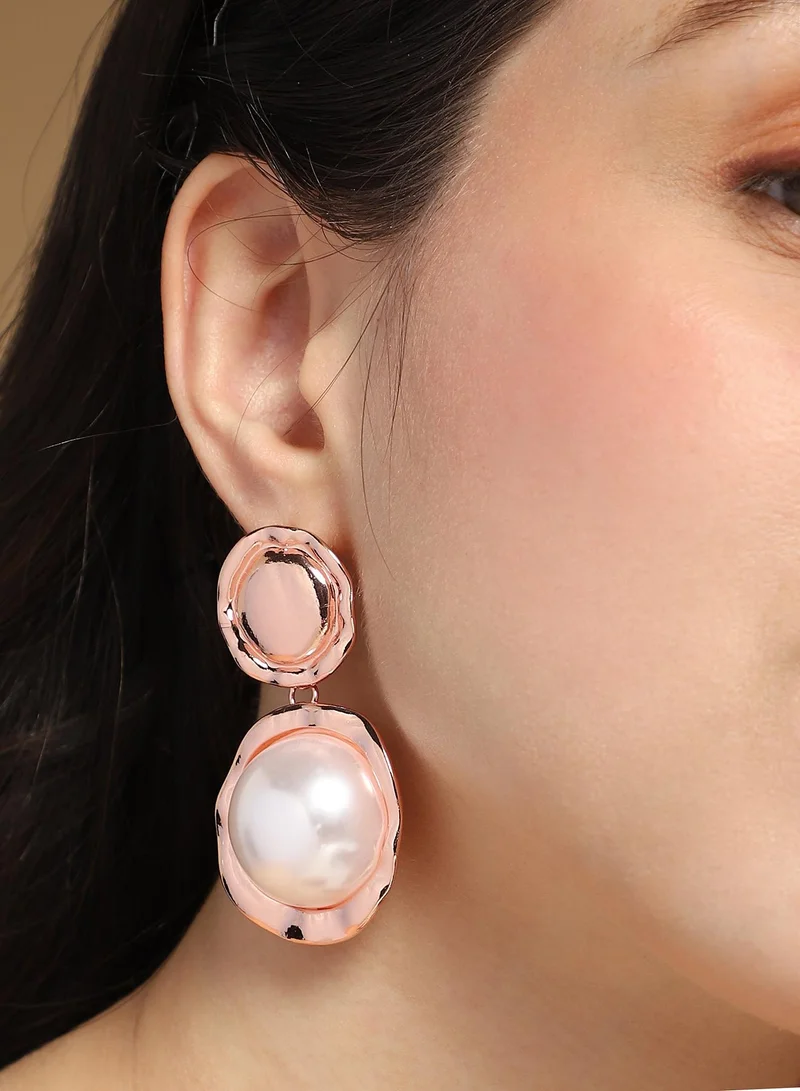 سوهي أقراط روما بيرل للنساء بلون وردي بلمسة نهائية من اللؤلؤ الصناعي والسبائك بإغلاق دفعي للمناسبات الكاجوال والسهرة