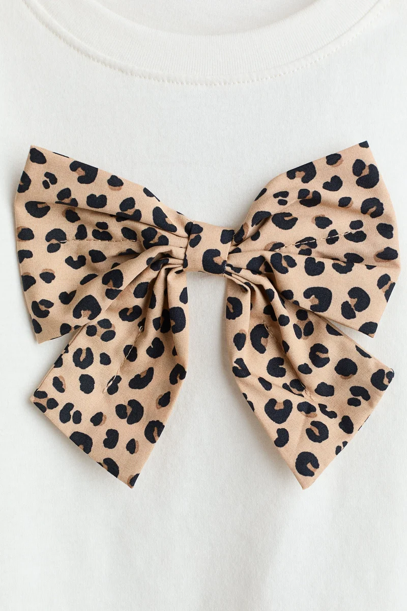 اتش اند ام تي-شيرت بتفاصيل مزخرفة