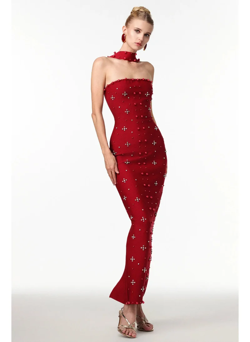 بيلا بارنيت فستان نسيا ماكسي بدون أكمام مزين باللؤلؤ بلون النبيذ