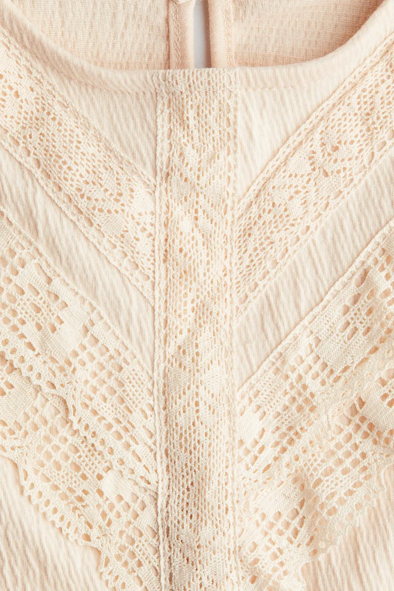 اتش اند ام بلوزة من القطن بتفاصيل من الدانتيل