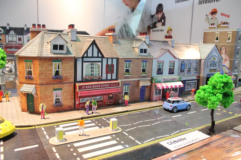 The CityBuilder Roads & PAVEMENTS Cardboard Model Layout Kit - O Scale Model Railroad Accessories - Image 5