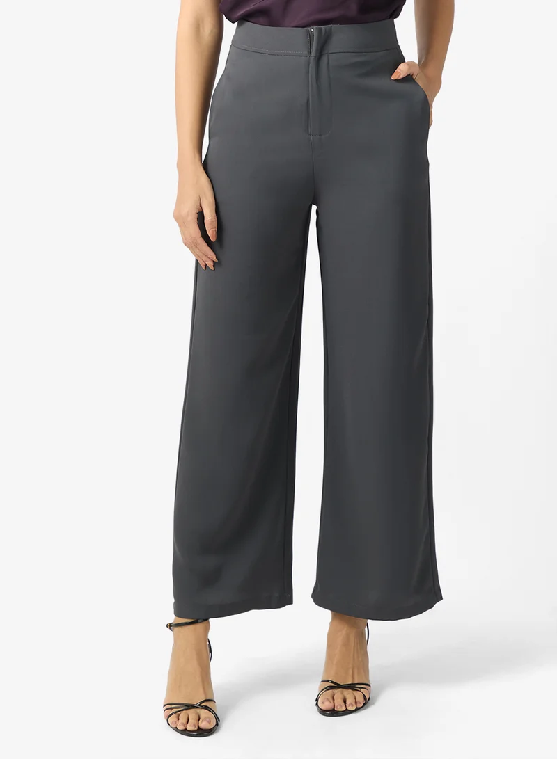 ايلا بنطلون بقصة مستقيمة