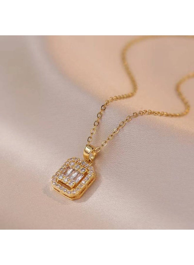 عقد ألماس أنيق على شكل مربع