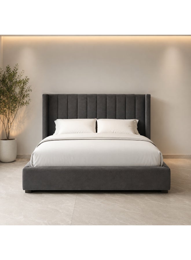 سرير كينج سايز مبطن 180×200 سم، إطار سرير قماش كتان رمادي داكن مع لوح رأس مبطن بتصميم خطوط عمودية لغرفة النوم - Image 1