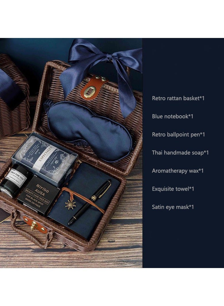 ARNOTEC طقم هدايا فاخر للرجال — سلة ريترو من الخيزران مع دفتر أزرق، قلم عتيق، صابون مصنوع يدويًا من تايلاند، شمع عطرية، منشفة وقناع عين من الساتان — هدية أنيقة لحفلات الزفاف، أعياد الميلاد، والمناسبات التجارية - Image 2