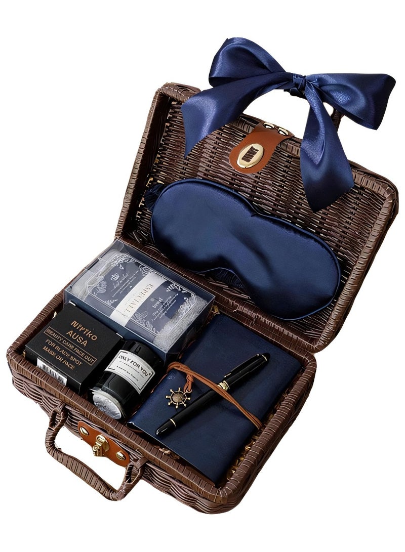 ARNOTEC طقم هدايا فاخر للرجال — سلة ريترو من الخيزران مع دفتر أزرق، قلم عتيق، صابون مصنوع يدويًا من تايلاند، شمع عطرية، منشفة وقناع عين من الساتان — هدية أنيقة لحفلات الزفاف، أعياد الميلاد، والمناسبات التجارية - Image 3